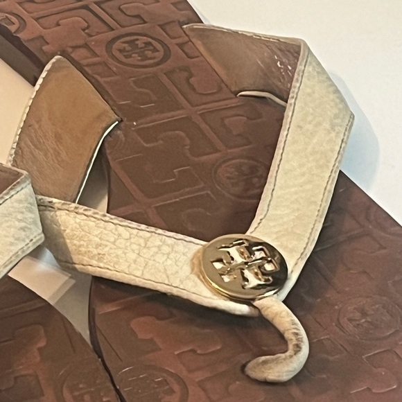 Tory Burch Thora Flat Sandal Size 8 - White / Gold Thong LOGO - Picture 5 of 8